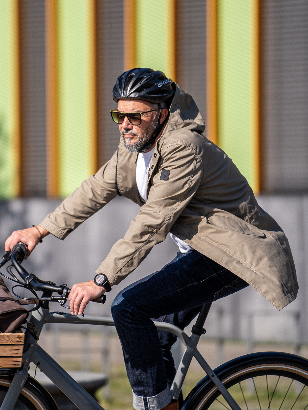 Ein Mann fährt auf einem E-BIKE und trägt einen abriebfesten Parka der Marke For-Legends by Caduff, ideal für urban mobility - for-legends.com. A man rides an E-BIKE wearing an abrasion-resistant parka by For-Legends by Caduff, ideal for urban mobility - for-legends.com.