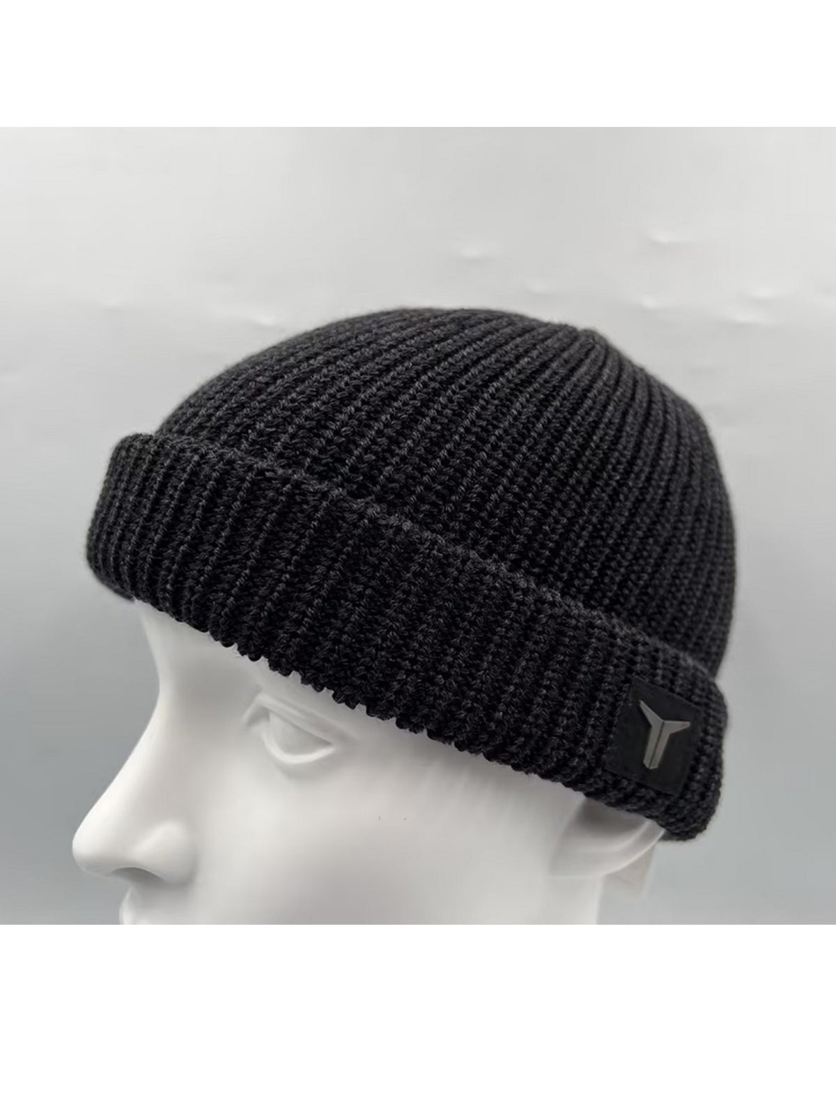 Humanely raised mulesing-free finest merino wool beanie from for-legends.com by Caduff, soft, breathable, and perfect for cold winter days. / Mulesing-freie Beanie aus humanely raised feinster Merinowolle von for-legends.com by Caduff, weich, atmungsaktiv und ideal für kalte Wintertage.