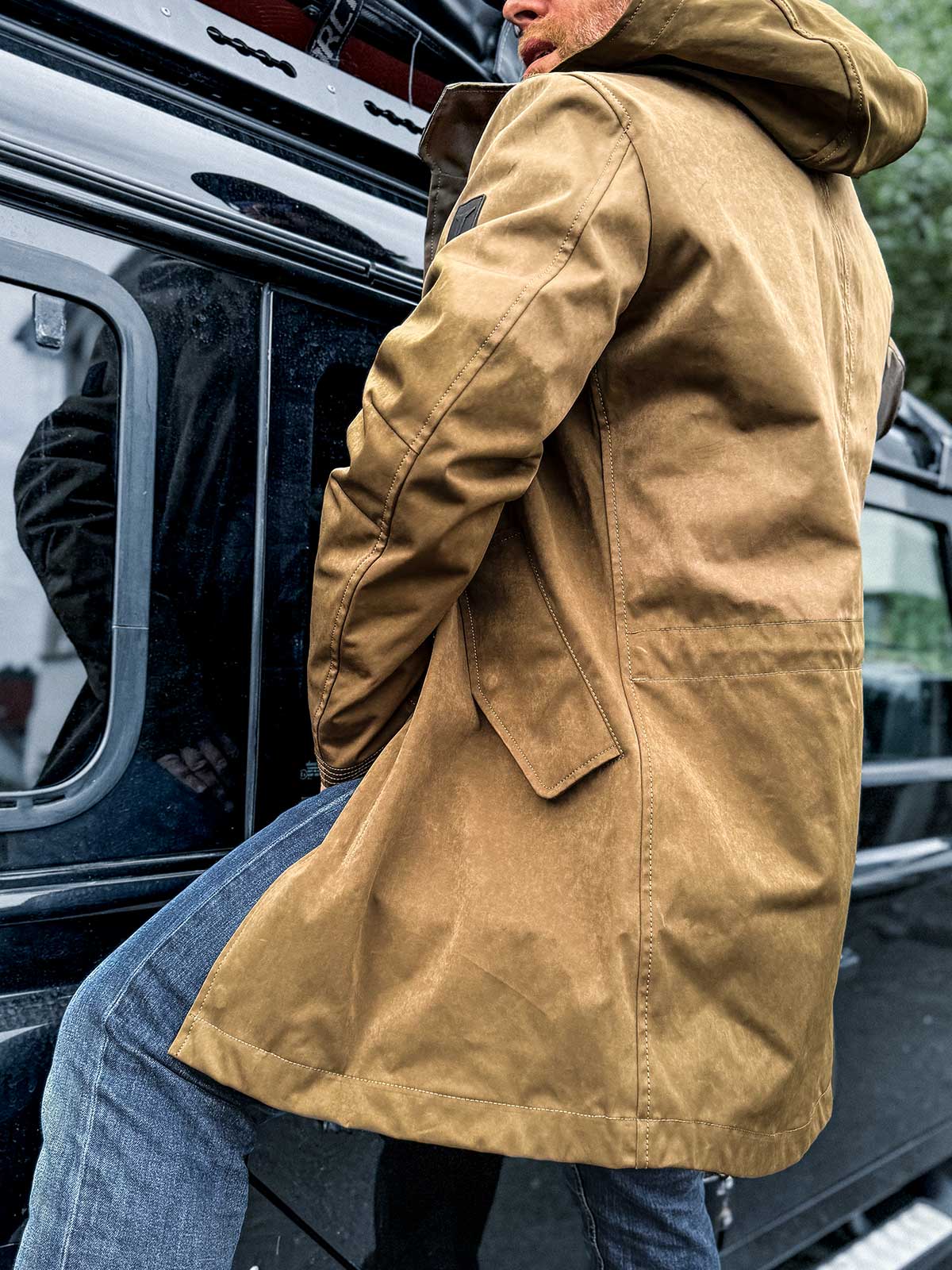 Seitenansicht des Herren Winterparkas in Beech. Der 2-in-1 Parka überzeugt durch seinen luxuriösen japanischen High-Density Jersey und die innovative Eco-Down-Isolierung. Wind- und wasserabweisend, nachhaltig und stilvoll – eine Premium-Winterjacke für Herren, die Funktionalität und Luxus verbinden möchten